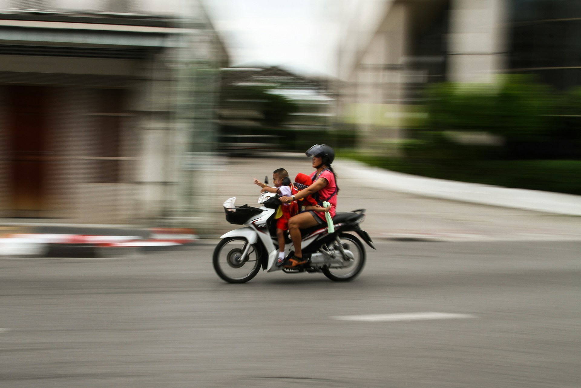 Familie på motorcykel i Thailand.